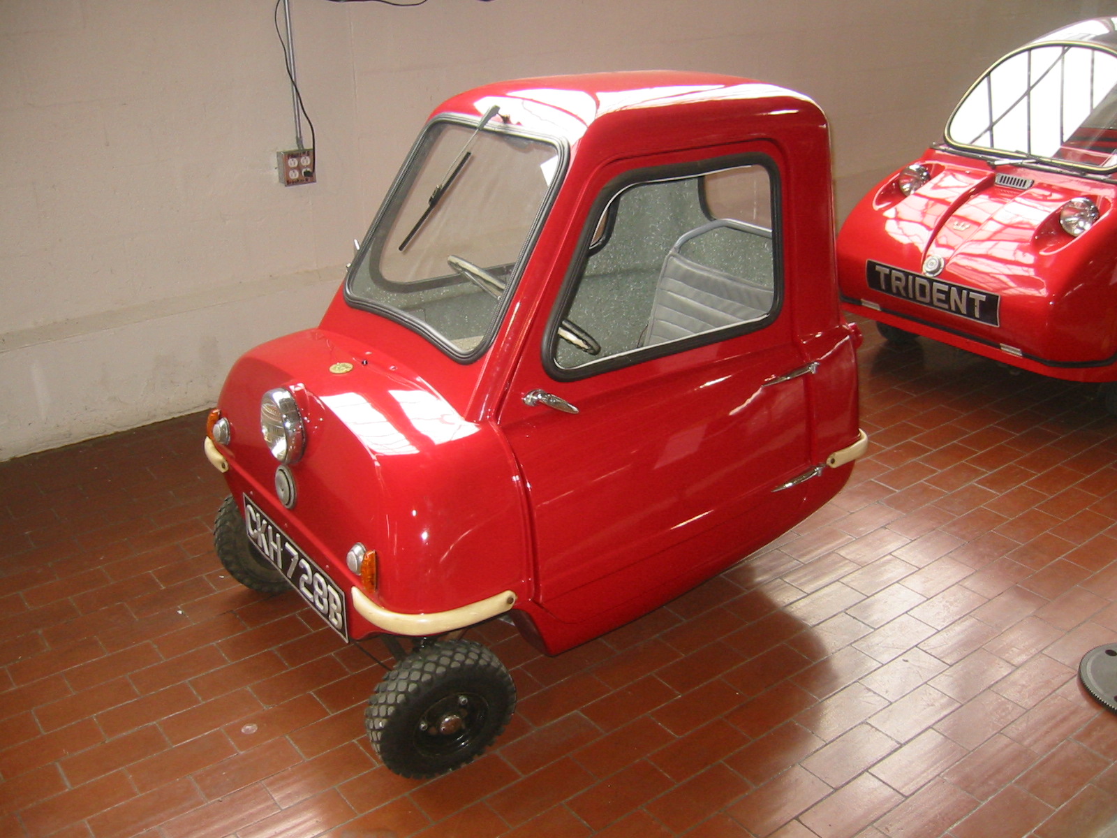 1965_Peel_P50,_The_World's_Smallest_Car_(Lane_Motor_Museum).jpg