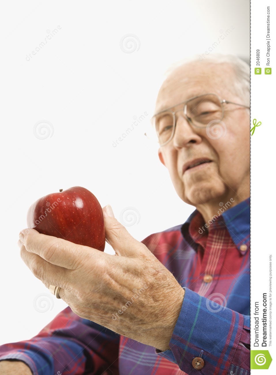 elderly-man-holding-apple-2046809.jpg