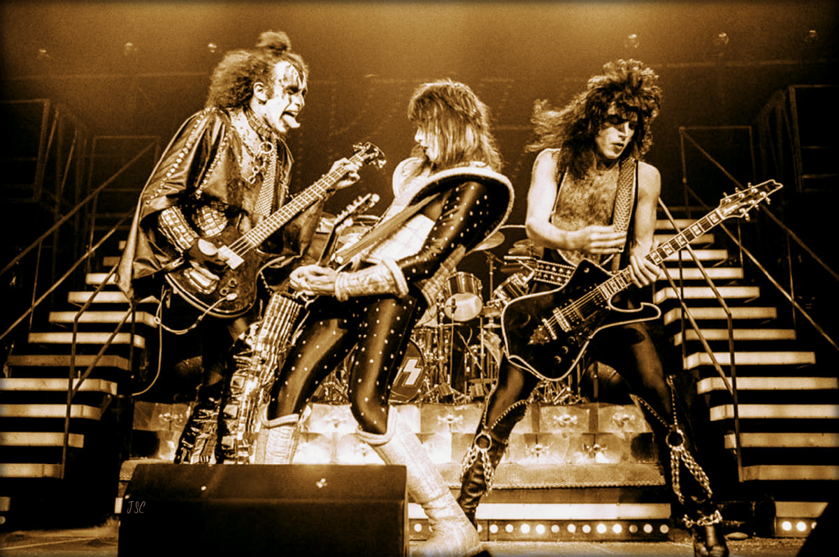 KISS-NYC-December-1977-Alive-II-Tour-Madison-Square-Garden-kiss-38724201-1200-798.jpg