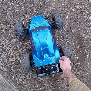 Outcast Buggy, test run with JConcepts Bajr body and new Losi wing with 4mm screw upgrade