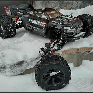 ARRMA Kraton 8S - Warming Up Bashing in Snow