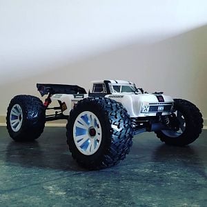 ARRMA Outcast LWB 6s BLX