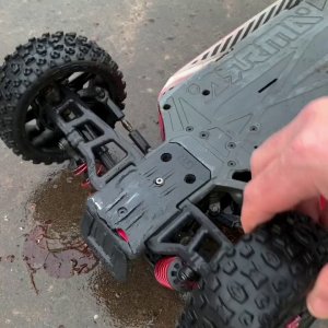 Arrma Typhon 3s BLX - Skatepark session & a close shave