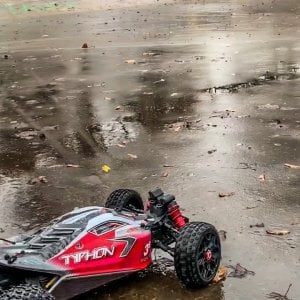 Arrma Typhon 3s BLX - Skatepark bash