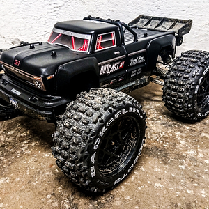 Arrma Outcast 4s - black is the new black